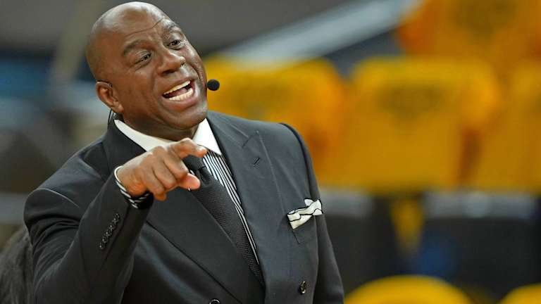 Magic Johnson se convierte en el cuarto atleta en alcanzar el estatus de multimillonario